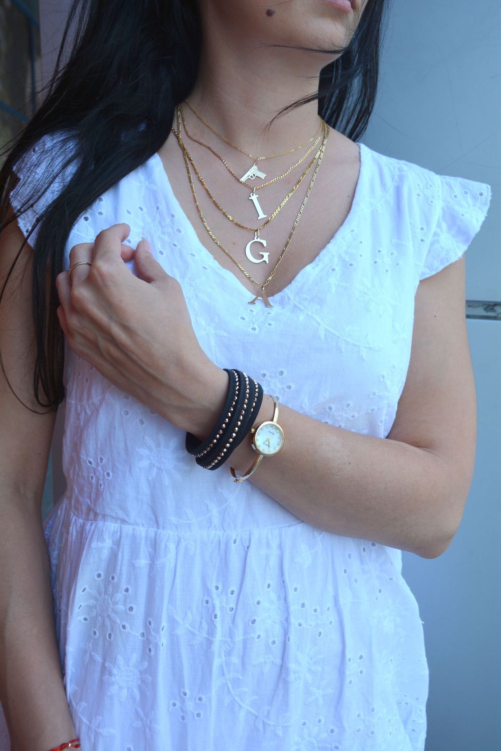 Złoty wisiorek w kształcie litery A, wykonany z 14-karatowego złota..jpg